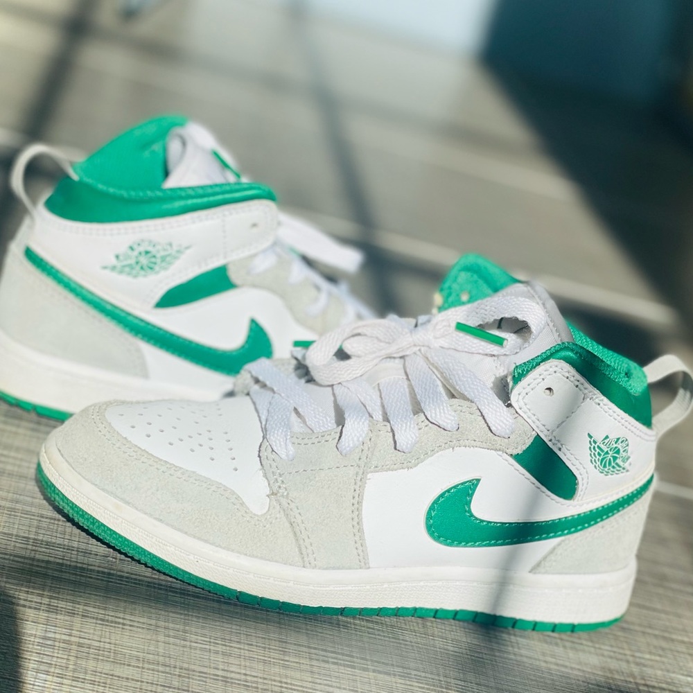 Jordan 1 mids size 1 youth smoke grey/pine green/white